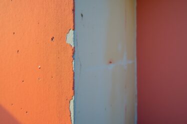 Peindre les plinthes de la même couleur que le mur : bonne idée ou à éviter ?