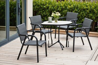 Mobilier en métal : une alliance réussie avec terrasse en bois ou en pierre ?