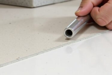Techniques efficaces pour enlever des plinthes en carrelage sur placo sans abîmer vos murs