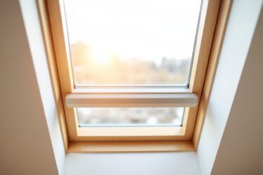 Comment optimiser l'isolation thermique de votre fenêtre de toit : solutions efficaces contre les déperditions de chaleur
