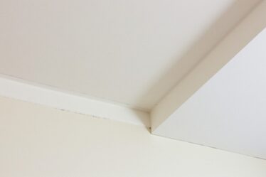 Les astuces incontournables pour peindre un plafond sans traces ni imperfections